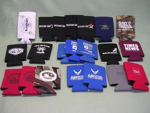 21 Koozies per bevande, temi pubblicitari assortiti, camion Mack, Air Guard, ecc. - Foto 1 di 1