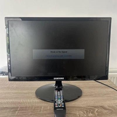 Samsung 22" HD LCD HD TV Monitor LT22A300E + Remote - Image 1 of 4