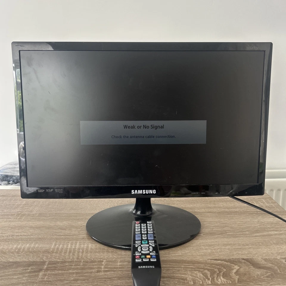 Samsung 22" HD LCD HD TV Monitor LT22A300E + Remote - Image 1 of 4