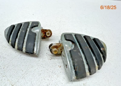 2009 09 Honda Shadow VT 750 VT750CA AERO front driver foot rest pegs WEATHERED Foto 1 de 4