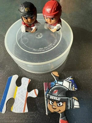 TeenyMates Hockey Unnamed Goalies Chicago Blackhawks & Detroit Red Wings - Image 1 of 4