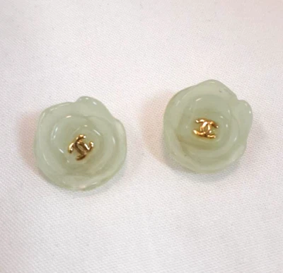 Auténticos Pendientes de Clip CHANEL Camelia Tono Oro Verde Lechoso Logo CC Foto 1 de 4