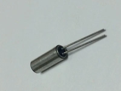 5pcs of MMCC-1-32.768KHZ Parallel-Fund Qtz Crystal Cyl Type 0.032768MHZ 12.5pF  - Image 1 of 2