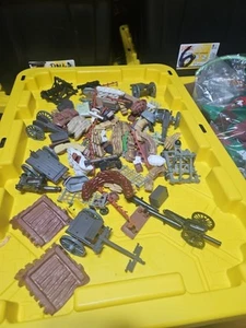 Vintage Plastik Militär Lot 70± Teile viel Spaß @ 33 - Bild 1 von 15