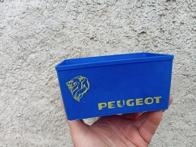 ancienne petite boite plastique PEUGEOT - Photo 1/4
