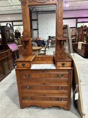 Cómoda antigua de roble con mármol  Foto 1 de 4