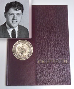 William "Bill" Clinton 1967 Georgetown University Yearbook Junior Year Protocol - Bild 1 von 10