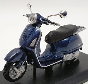 Maisto 1/18 Scale Model Scooter 39540 - 2003 Vespa Grandturismo - Picture 1 of 5