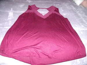 NUEVO Mujeres 1X MAURICES Recorte Espalda Encaje TOP Borgoña V Escote en V $34 Minorista - Imagen 1 de 4