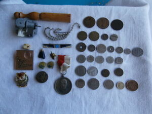 lot anciens petits objets brocante/quille buis/pièces monnaie/broches/médaille