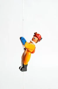 Holzspielzeug Kletterfigur Höhlenforscher Höhe=6,5 (Kletterseil ca 45 cm)cm NEU - Picture 1 of 3