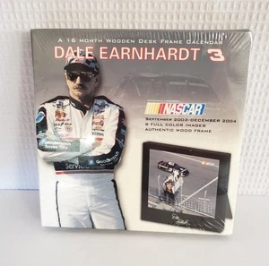 Calendario de escritorio Nascar Dale Earnhardt #3 16 meses 2003-2004 marco de madera sellado - Imagen 1 de 3