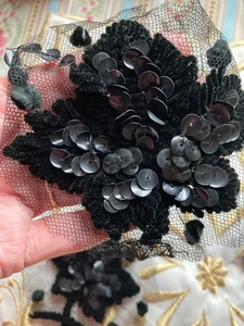 4 motivos/adornos florales antiguos bordados de terciopelo y entrecerrados en red - Imagen 1 de 3