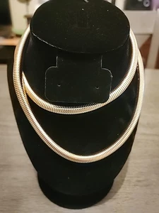 Collar Vintage Monet Tono Dorado Tubular Serpiente Cortina Serpentina Retro - Imagen 1 de 12