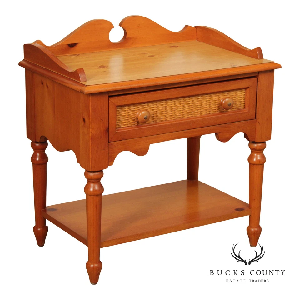 Mesita de noche Stanley Furniture de pino y mimbre Foto 1 de 4