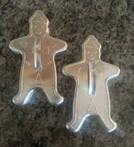 Zwei Vintage Aluminium Metall Lebkuchen Ausstechformen erhöhter Griff Weihnachten  - Bild 1 von 2