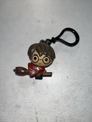 Harry Potter Serie Una Bolsa Etiqueta Volando en Escoba Clip Llave Llavero Coleccionista Foto 1 de 2