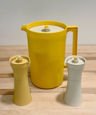 Set brocca, olio d'oliva e aceto Tupperware gialla vintage con coperchi a pulsante - Immagine 1 di 4
