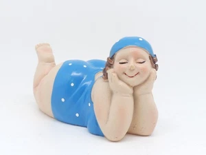 Dekofigur Strandnixe mollig lächelnd Stranddame Sonnenanbeterin Sommermädchen - Bild 1 von 6