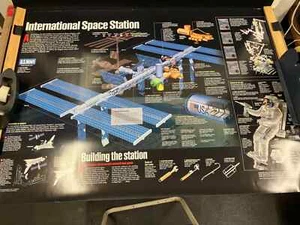 Póster 1999 NASA ensamblando la estación espacial internacional 26"x37" - Imagen 1 de 5