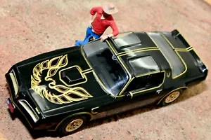 1977 Pontiac TransAm Firebird Smokey and the Bandit mit Burt Reynolds Figur 1/43 - Bild 1 von 4