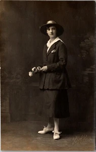 FASHIONABLE AND ATTRACTIVE YOUNG WOMAN STANDS FOR HER PORTRAIT - Picture 1 of 3