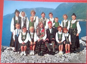 NORWAY NATIONAL COSTUMES - Nordfjord - VINTAGE POSTCARD - Picture 1 of 2