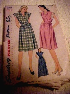 Vestido de casa y abrigo de señora Simplicity 1945 patrón largo o corto 2168 - Imagen 1 de 4