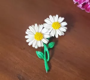 Vintage weiß und gelb Metall Gänseblümchen Blume Anstecknadel Brosche grüner Stiel und Blätter - Bild 1 von 5