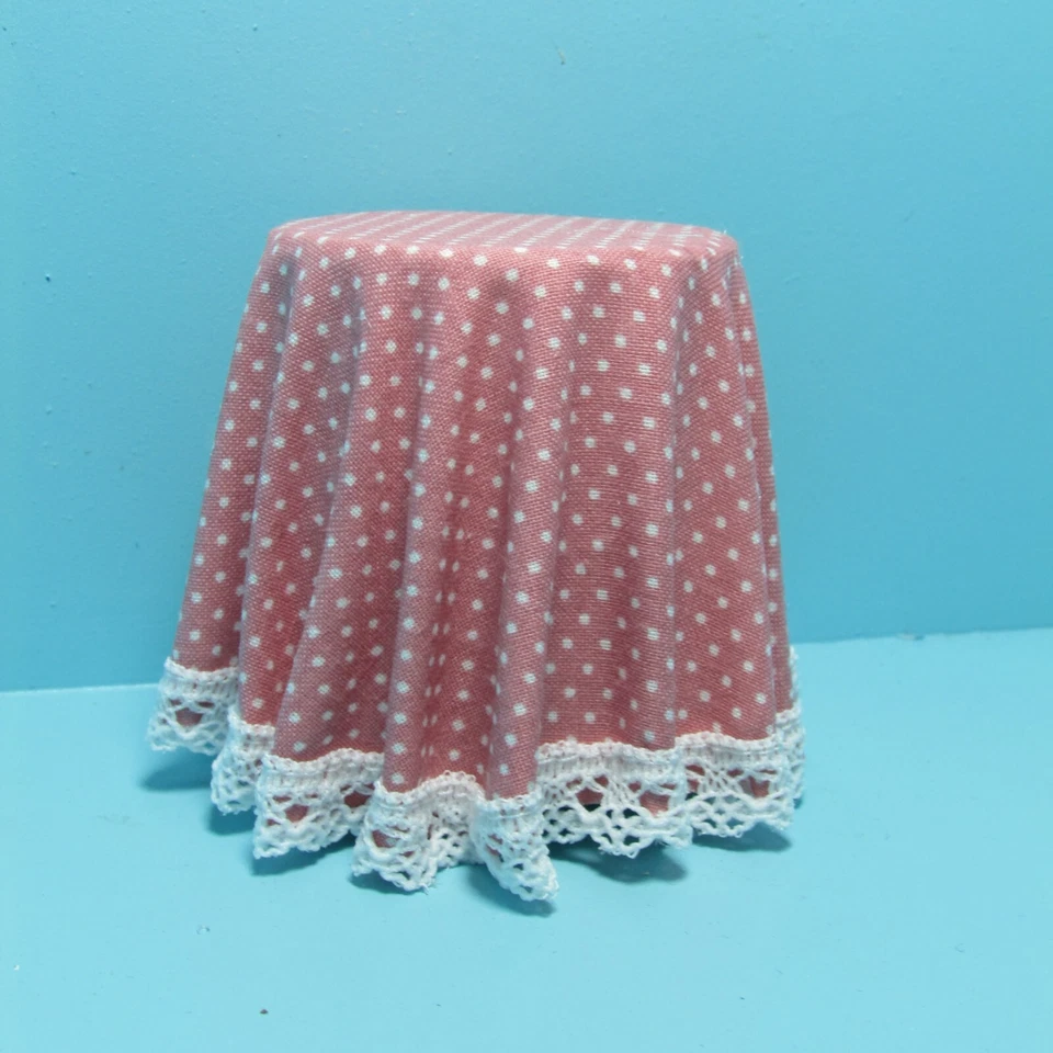 Mesa lateral miniatura de crisnbono para casa de bonecas em bolinhas rosa CB124P - Imagem 1 de 1