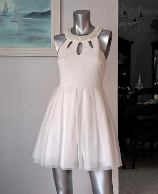 Vestido blanco de fiesta de cóctel con escote con joyas Foto 1 de 4