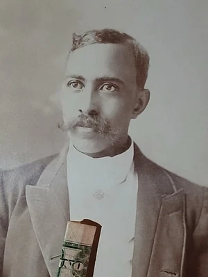 古董非裔美国人橱柜*彩色男性*穆斯塔奇先生*印第安人洛克维尔 — 第 1/4 张图片