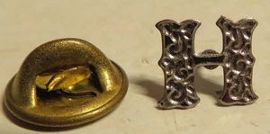 Lettera H Spilla Iniziale Cappello Bavero Tono Argento Monogramma da Collezione Vintage 3/4" Min - Foto 1 di 5
