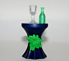 Mesa azul de boda en miniatura Playmobil con taza de cristal y botella