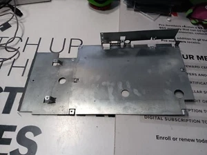 Tandy 1000 EX Parte inferior MB placa/revestimiento de metal-desgaste de metal-una sola pieza-leer todo - Imagen 1 de 12
