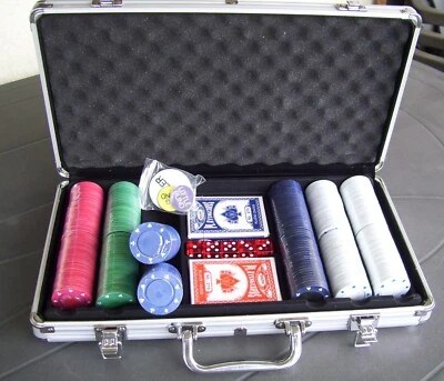 Valigetta poker in alluminio per fiches con 300 chips mazzi carte dadi e buttons - Immagine 1 di 4