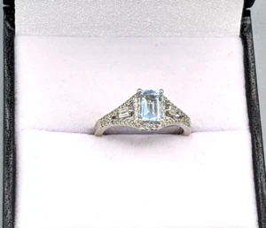 Anello in oro bianco con acquamarina e diamanti 10 carati - Foto 1 di 9