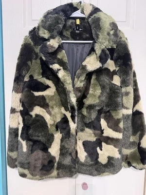 Chaqueta de piel sintética Aqua Camo cierre de gancho para ojos talla pequeña Foto 1 de 4