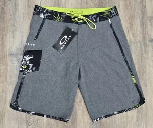NUEVO CON ETIQUETAS Oakley Board Shorts Tomahawk 20 Para Hombres 33 Blackout Floral Natación Surf  - Imagen 1 de 8
