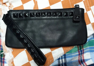 Muñequera billetera negra con tachuelas Kenneth Cole Reaction Foto 1 de 4