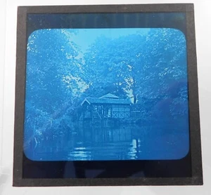 Antike Glas blau getönte magische Laterne Schiebe Boot oder Gartenhaus über Fluss - Bild 1 von 3