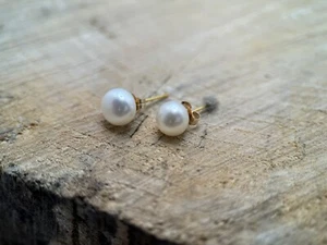 AA Fresh Water Button Pearl And 14 KT Gold Filled 6mm Studs - Picture 1 of 3