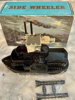 Vintage Avon 'Natchez' side-wheeler steamboat aftershave decanter, Full With Box - Image 1 of 4