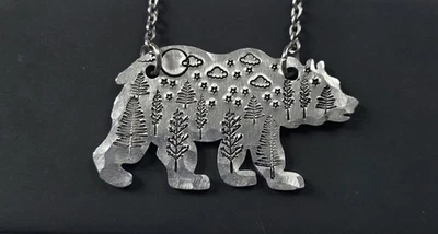 Collar Oso Aluminio Hecho a Mano Diseño Bosque Árboles y Luna - Joyería Naturaleza Boho Foto 1 de 4
