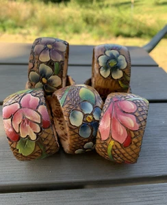 Vintage 7er Set florale handbemalte Serviettenringe aus Holz Blumen Volkskunst - Bild 1 von 14