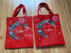 NEU MIT ETIKETT 2 x ROTE PVC BESCHICHTETE STARKE MITTELGROSSE WEIHNACHTSGESCHENKTÜTEN - Bild 1 von 6