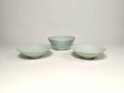 Antiguo juego de 3 cuencos chinos con patas de porcelana Qing Celadon siglo XIX firmados Foto 1 de 4