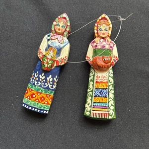 Arte popular ruso pintado a mano vintage 2 piezas damas y adornos navideños 5" - Imagen 1 de 3