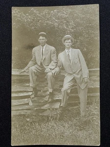 SELTEN 1910er RPPC Edwardianische Frau "Gene & Tom" Crossdressing in Anzügen LBGTQ+  - Bild 1 von 2