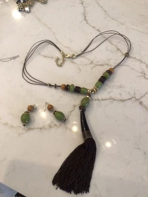 Juego de collar y pendientes borla cuentas marrón/verde Chico’s Foto 1 de 4